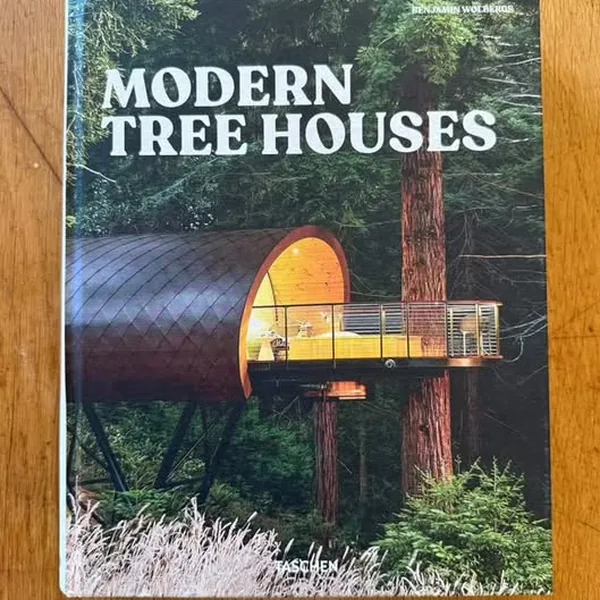 The Woodsman's Treehouse on the cover of Modern Tree Houses